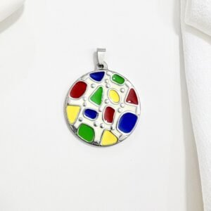 Dije redondo de acero, esmalte de colores.