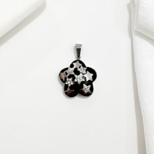 Dije forma de estrella, esmalte negro y strass.