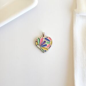 Dije de acero, corazón esmaltado de colores.