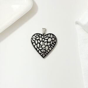 Dije corazón de acero quirúrgico esmaltado.