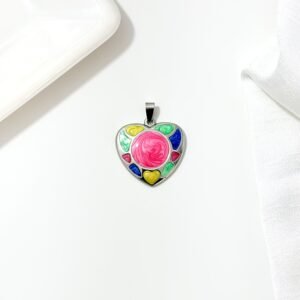 Dije corazón de acero quirúrgico esmaltado multicolor.