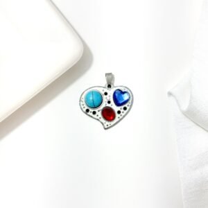 Dije corazón esmaltado blanco con piedras.