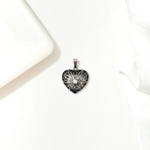 Dije corazón calado con piedra.