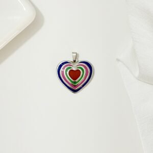 Dije corazón de acero esmaltado de colores.