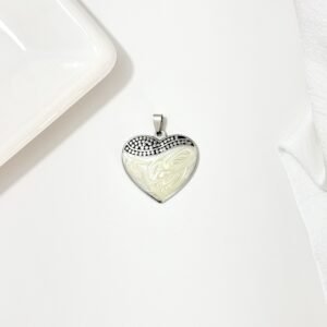 Dije corazón esmaltado blanco.