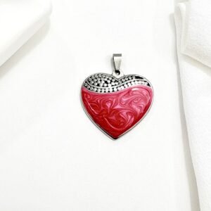 Dije corazón esmaltado rojo.