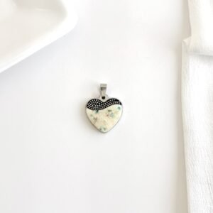 Dije corazón esmaltado con detalles en su interior. Chico.