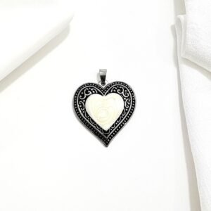 Dije corazón emalte negro, centro blanco.