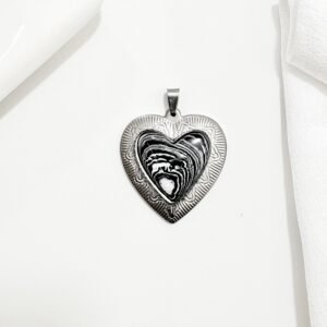 Dije corazón con piedra.