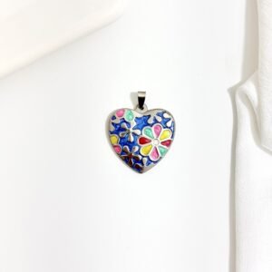 Dije corazón esmaltado azul, flores de colores.