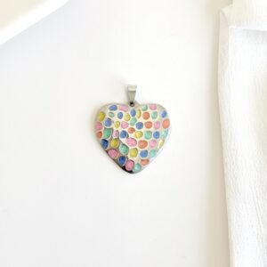 Dije corazón acero, puntos multicolor.