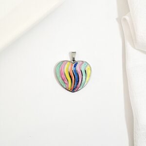 Dije corazón, ondas de colores.