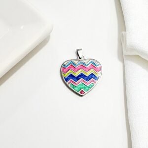 Dije corazón, multicolor.