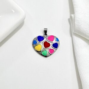 Dije corazón de acero. Esmalte de colores.
