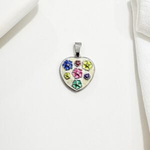 Dije corazón, esmaltado, flores de colores.
