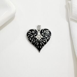 Dije corazón, esmaltado negro. Centro piedra brillante.