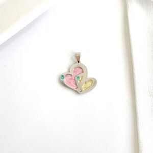 Dije dos corazones esmaltados.