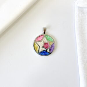 Dije redodndo con estrellas, esmalte de colores.