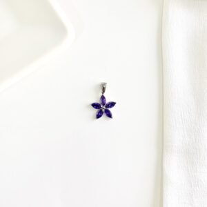 Dije forma de flor, en acero y piedras violetas. Chico.