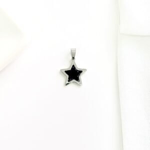 Dije forma de estrella de acero, fonfo negro.