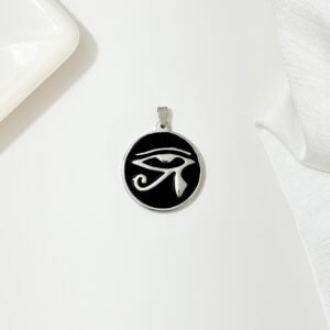 Dije de acero, ojo de horus, esmalte negro.