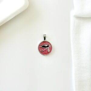 Dije de acero, ojo de horus, esmalte rojo. Chico.