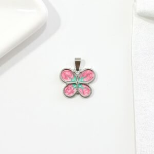 Dije forma de mariposa esmaltada.