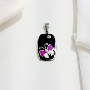 Dije esmaltado negro, mariposa lila y blanca.