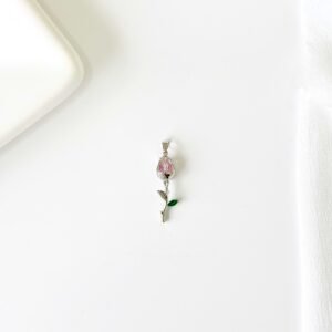 Dije tulipán con piedras rosa y verde.