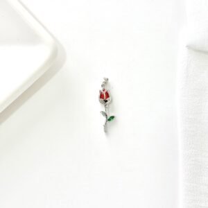 Dije de acero, tulipán con piedras roja y verde.