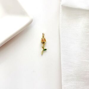 Dije de acero dorado, tulipán con piedras rosa y verde.