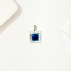 Dije cuadrado con strass y piedra.