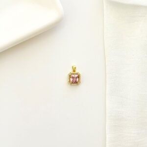 Dije dorado con piedras y strass.