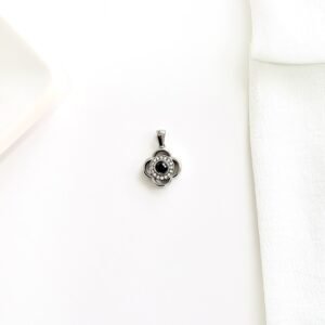 Dije de acero, flor con strass. En su interior se lee "Te amo" en 100 idiomas.