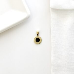 Dije de acero dorado, Bvlgari. Chico.