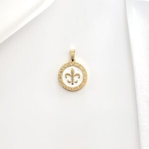 Dije acero dorado, flor de liz.