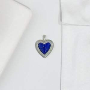 Dije corazón de acero con piedra.