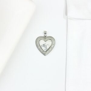 Dije de corazón de acero con piedra blanca.