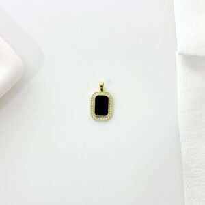 Dije de acero dorado con strass, esmalte negro.