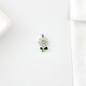 Dije forma de flor con piedras.