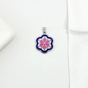 Dije forma de flor, esmaltes rosa, azul y blanco.