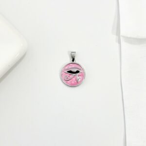 Dije de acero, ojo de horus, esmalte rosa.