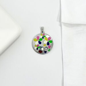 Dije de acero con flores de colores y piedra.
