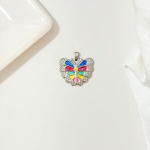 Dije mariposa de acero esmaltada.