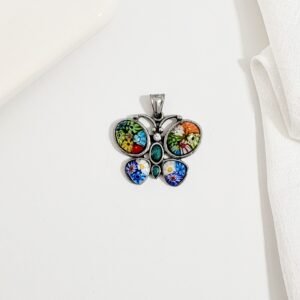 Dije de mariposa de acero y murano.