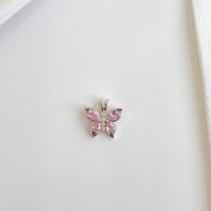 Dije mariposa, acero y piedras rosas.