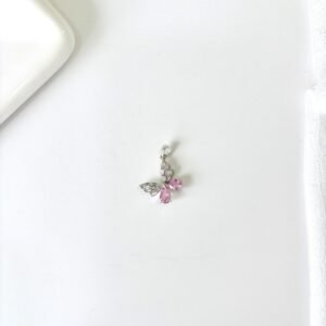 Dije mariposa de acero y piedras rosas.