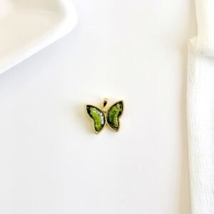 Dije mariposa dorada.