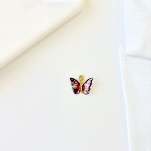 Dije mariposa dorado, centro con strass.
