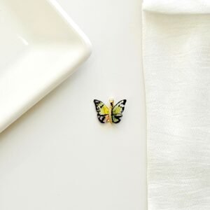 Dije mariposa dorado, centro con strass.